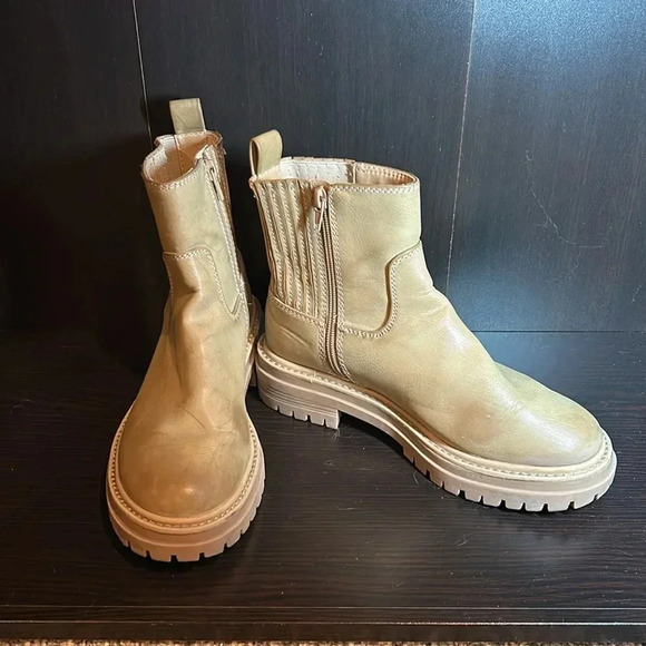 TIME AND TRU WOMENS US 6.5 TAN SLOUCHY SHAFT CHUNKY TREAD LUG CHELSEA BOOTS. - Picture 2 of 13